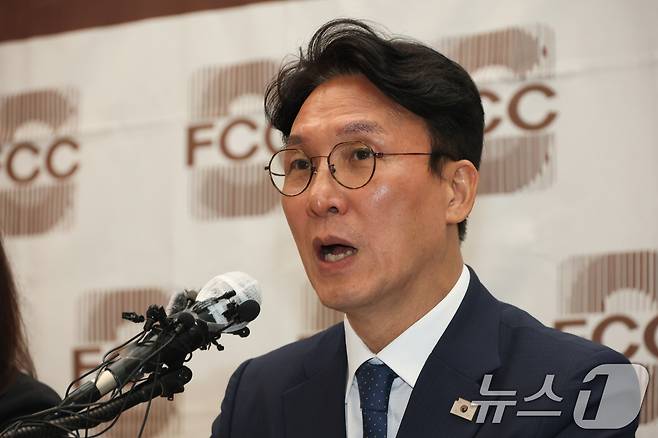 김민석 국무총리 후보자가 17일 오후 서울 중구 프레스센터에서 열린 외신기자간담회에서 모두발언을 하고 있다. (공동취재) 2025.6.17/뉴스1 ⓒ News1 김명섭 기자