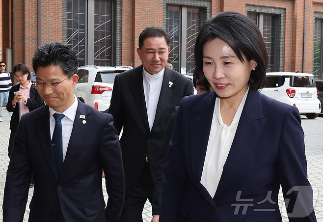 이재명 더불어민주당 대통령 후보의 부인 김혜경 여사가 13일 오후 서울 중구 천주교 서울대교구청에서 정순택 서울대교구장과 면담하기 위해 교구청으로 들어가고 있다. ⓒ News1 장수영 기자