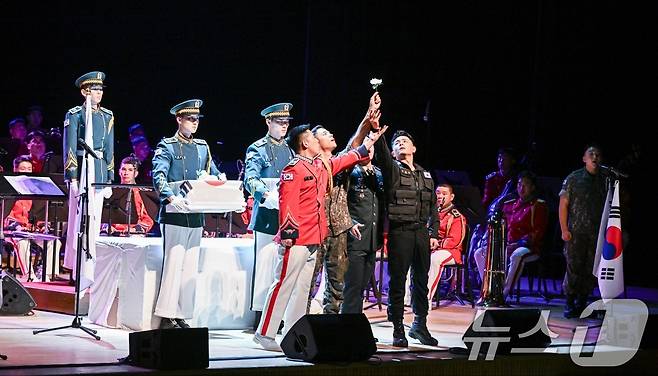 육군은 '6,25 전쟁 75주년'을 맞이해 지난 17일 서울 여의도 KBS홀에서 '2025 대한민국 육군 호국음악회'를 개최했다고 18일 밝혔다. 육군 군악의장대대와 출연진들이 순국선열들의 호국정신과 나라사랑 정신을 계승해 나갈 것을 공연으로 표현하고 있다. (육군 제공. 재판매 및 DB 금지) 2025.6.18/뉴스1