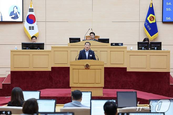 이광일 도의원이 도의회 본회의장에서  '해양수산 공공기관 전남 이전 촉구 건의안'에 대한 제안설명을 하고 있다.(전남도의회 제공, 재판매 및 DB금지)