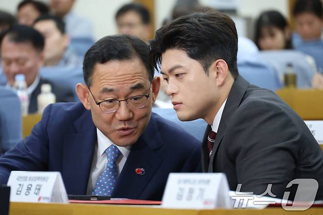 김용태 국민의힘 비상대책위원장과 주호영 국회부의장이 18일 오전 서울 여의도 국회 의원회관에서 열린 군 공항 이전사업 국정과제 채택을 위한 정책세미나에서 대화하고 있다. 2025.6.18/뉴스1 ⓒ News1 이광호 기자