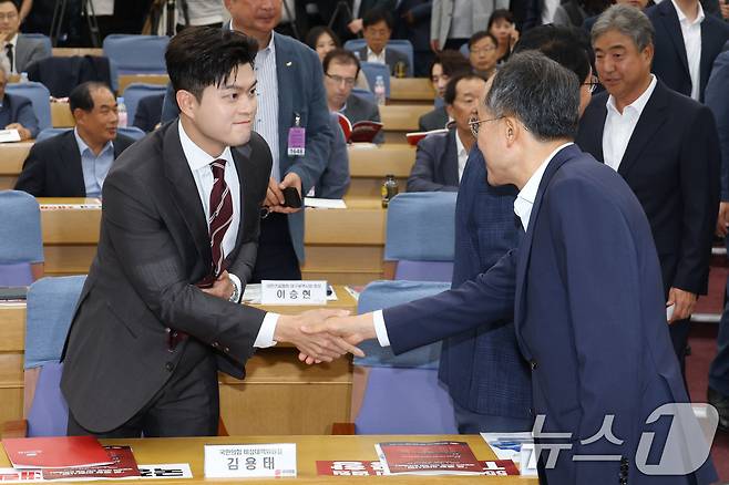 김용태 국민의힘 비상대책위원장과 추경호 의원이 18일 오전 서울 여의도 국회 의원회관에서 열린 군 공항 이전사업 국정과제 채택을 위한 정책세미나에서 악수하고 있다. 2025.6.18/뉴스1 ⓒ News1 이광호 기자