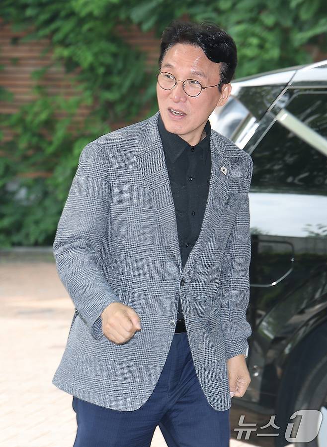 김민석 국무총리 후보자가 18일 오전 서울 종로구 통의동 금융감독원 연수원에 마련된 인사청문회 준비 사무실로 출근을 하고 있다. 2025.6.18/뉴스1 ⓒ News1 임세영 기자