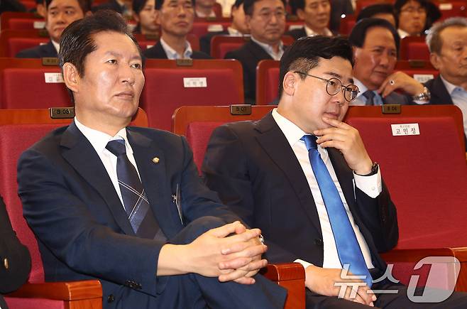 박찬대 더불어민주당 당대표 직무대행 겸 원내대표(오른쪽)와 정청래 최고위원이 14일 서울 여의도 국회도서관 대강당에서 열린 제1차 전국당원대회 최고위원 예비경선에 참석해 자리해 있다. 2024.7.14/뉴스1 ⓒ News1 김민지 기자