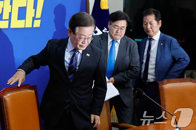 2024년 6월 10일 당시 이재명 더불어민주당 대표와 박찬대 원내대표, 정청래 최고위원이 서울 여의도 국회에서 열린 최고위원회의에 입장하고 있다. 2024.6.10/뉴스1 ⓒ News1 안은나 기자