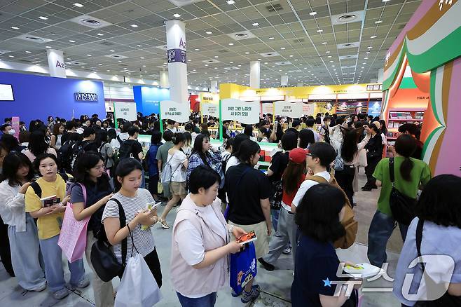 18일 오전 서울 강남구 삼성동 코엑스에서 열린 2025 서울국제도서전을 찾은 관람객들이 민음사 부스 등에 몰려 있다. 2025.6.18/뉴스1 ⓒ News1 박정호 기자