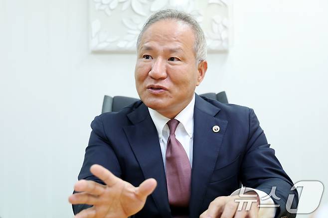 황규석 서울시의사회장이 17일 서울 종로구 뉴스1 본사에서 인터뷰를 하고 있다. ⓒ News1 민경석 기자