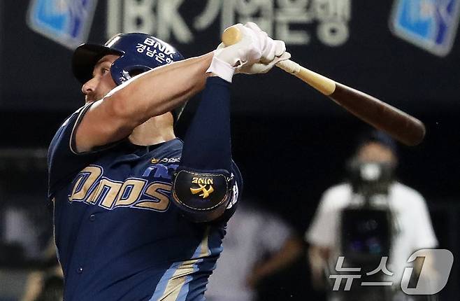 타격하는 NC 다이노스 외국인 타자 맷 데이비슨. 뉴스1 DB ⓒ News1 오대일 기자