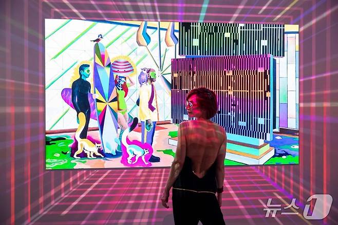 관람객이 삼성 아트큐브에서 바심 매그디의 작품을 감상하고 있다.(삼성전자 뉴스룸)