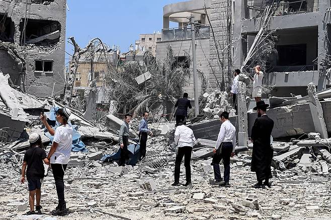 지난 16일(현지시간) 이스라엘 텔아비브 인근 브네이 브락에 있는 한 건물이 이란의 공격으로 무너진 모습. 25.06.16 ⓒ 로이터=뉴스1 ⓒ News1 김예슬 기자