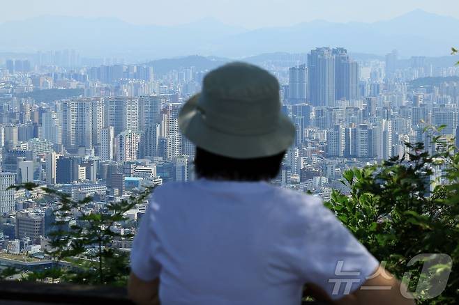 지난 12일 서울 남산을 찾은 시민이 도심 아파트 단지를 바라보고 있다. (자료사진) ⓒ News1 박정호 기자