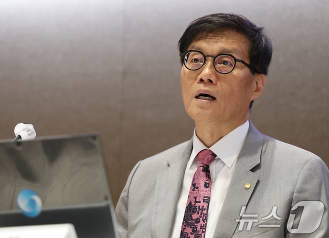 이창용 한국은행 총재가 18일 오후 서울 중구 한국은행 별관 컨퍼런스홀에서 열린 물가안정목표 운영상황 점검 설명회에서 모두발언을 하고 있다. /뉴스1 ⓒ News1 오대일 기자