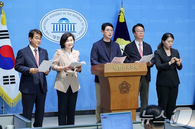 김민석 국무총리 후보자 검증을 위한 인사청문 특별위원회 소속 국민의힘 배준영(왼쪽부터), 김희정, 주진우, 곽규택 의원이 18일 오후 서울 여의도 국회 소통관에서 김 후보자의 수입 5억 1000만 원 및 지출 13억 원 차이 관련 자료를 요구하며 기자회견을 하고 있다. 2025.6.18/뉴스1 ⓒ News1 안은나 기자