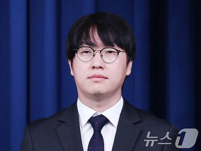15일 서울 용산구 대통령실 청사에서 열린 인선 관련 브리핑에서 AI 미래기획수석에 임명된 하정우 네이버AI혁신센터장이 참석하고 있다. 2025.6.15/뉴스1 ⓒ News1 박지혜 기자