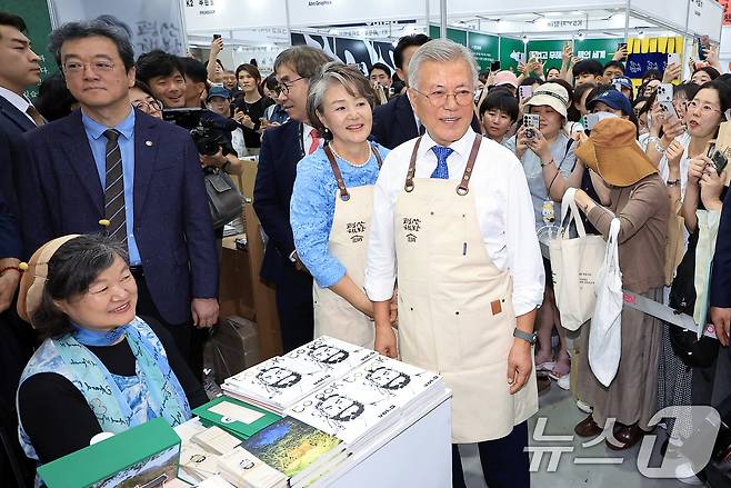 문재인 전 대통령과 김정숙 여사가 18일 오후 서울 강남구 삼성동 코엑스에서 열린 2025 서울국제도서전을 찾아 평산책방 부스에서 환하게 미소 짓고 있다. 2025.6.18/뉴스1 ⓒ News1 박정호 기자