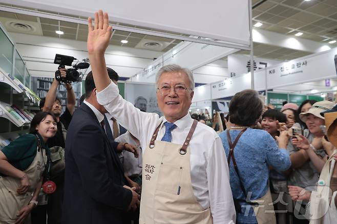 문재인 전 대통령이 18일 오후 서울 강남구 삼성동 코엑스에서 열린 2025 서울국제도서전을 찾아 평산책방 부스에서 방문객들에게 인사하고 있다. (공동취재) ⓒ News1 박정호 기자