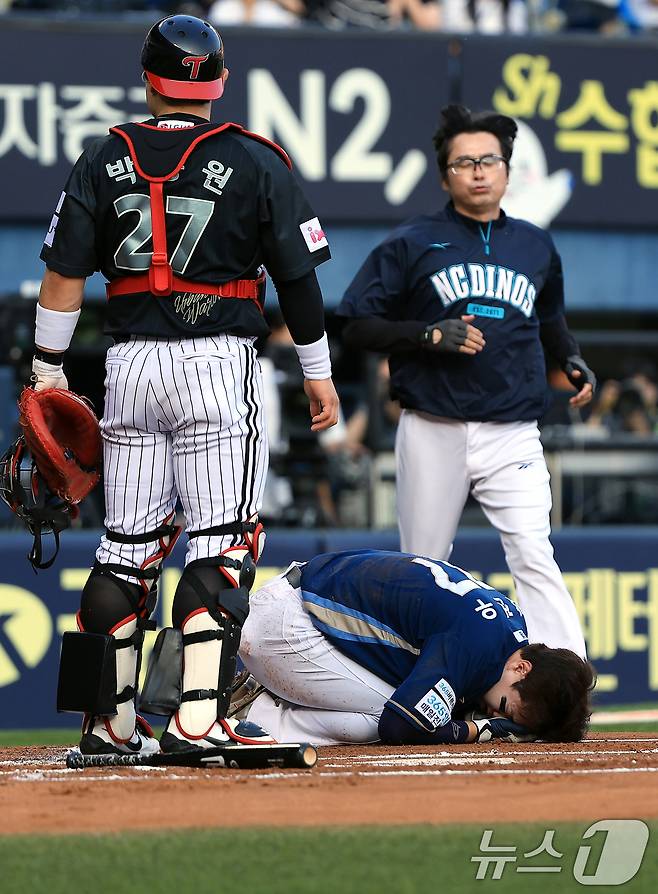 17일 오후 서울 송파구 잠실야구장에서 열린 프로야구 '2025 신한 SOL뱅크 KBO 리그' NC 다이노스와 LG 트윈스의 경기, 2회초 무사 주자 1루 상황 NC 박건우가 LG 선발 에르난데스의 투구에 맞아 괴로워 하고 있다. 2025.6.17/뉴스1 ⓒ News1 박정호 기자