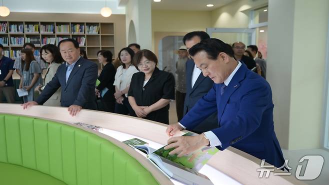 논산시가 18일 백성현 논산시장을 비롯한 조용훈 논산시의회의장 등 250여 명이 참석한 가운데 물빛복합문화센터 개관식을 개최했다.(논산시 제공.재판매 및 DB금지)/뉴스1