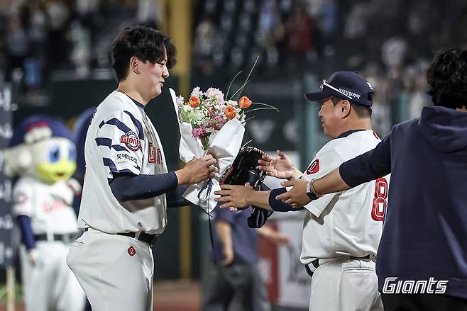 롯데 자이언츠 마무리 투수 김원중은 18일 열린 KBO리그 부산 한화 이글스전에서 1⅓이닝 무실점으로 팀 승리를 지켜 개인 통산 150세이브를 달성했다. (롯데 자이언츠 제공)