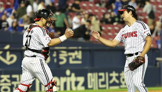 LG 시절 고우석이 세이브에 성공한 뒤 포수 박동원과 하이파이브를 하고 있다. 사진 | 연합뉴스