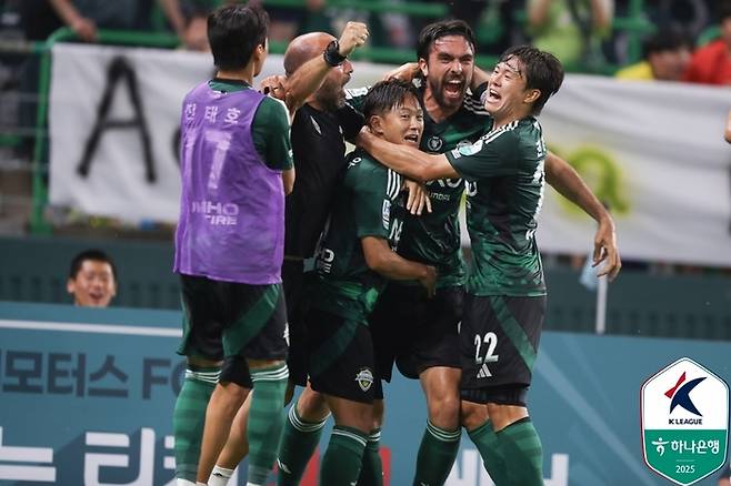 전북 현대 선수들이 17일 전주월드컵경기장에서 열린 수원FC와의 경기에서 역전한 뒤 기뻐하고 있다. 제공 | 한국프로축구연맹