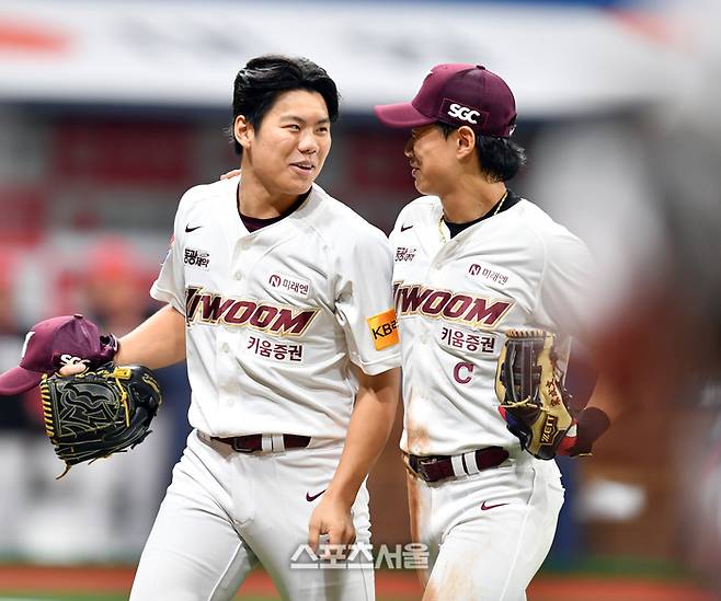 키움 김윤하가 송성문과 이야기를 나누고 있다. 사진 | 스포츠서울 DB