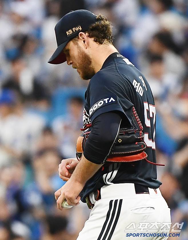 17일 대구 라이온즈파크에서 열린 두산-삼성전. 3회 박승규에게 솔로포를 허용하며 7실점한 콜어빈이 고개 숙이고 있다. 대구=정재근 기자 cjg@sportschosun.com/2025.6.17/