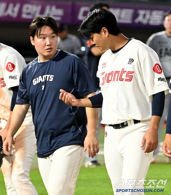 17일 부산 사직야구장에서 열린 한화와 롯데의 경기, 한화가 6대0으로 승리하며 5연승을 달렸다. 손가락 부상을 당한 손호영이 경기 후 정보근과 이야기를 하는 모습. 부산=허상욱 기자wook@sportschosun.com/2025.06.17/
