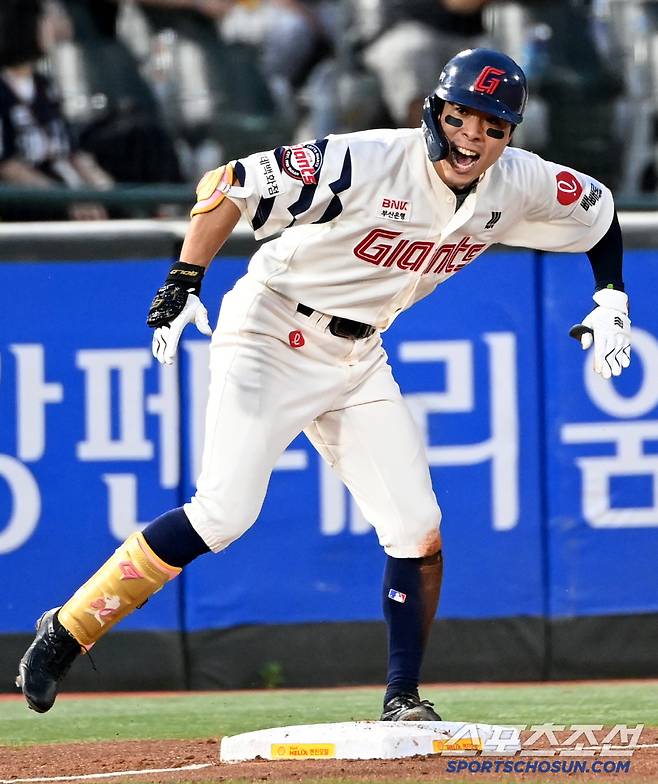 18일 부산 사직야구장에서 열린 한화와 롯데의 경기, 4회말 2사 1,3루 롯데 김동혁이 2타점 3루타를 치고 환호하고 있다. 부산=허상욱 기자wook@sportschosun.com/2025.06.18/