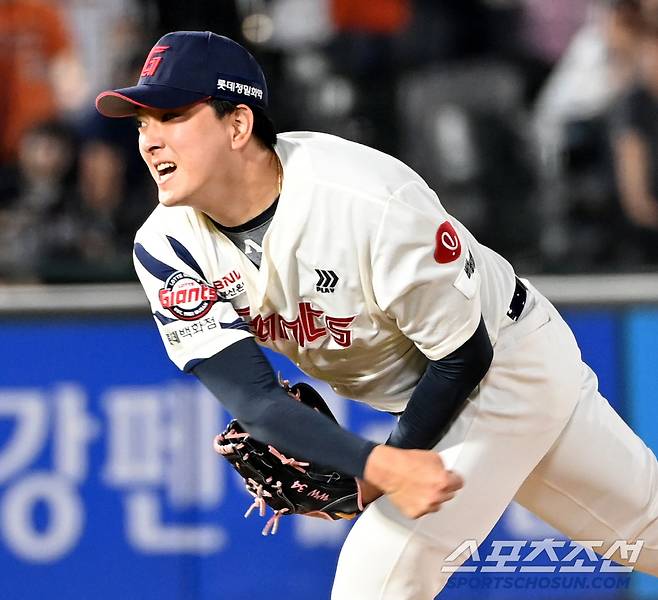 18일 부산 사직야구장에서 열린 한화와 롯데의 경기, 8회초 2사 1루 롯데 김원중이 역투하고 있다. 부산=허상욱 기자wook@sportschosun.com/2025.06.18/
