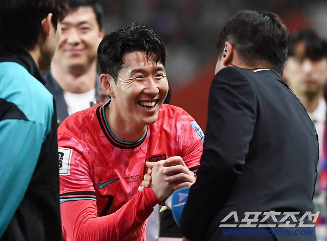 10일 서울월드컵경기장에서 열린 대한민국과 쿠웨이트의 2026년 북중미월드컵 아시아 3차예선 B조 최종전. 손흥민이 승리 후 이근호 해설위원과 반갑게 악수하고 있다. 상암=정재근 기자 cjg@sportschosun.com/2025.6.10/