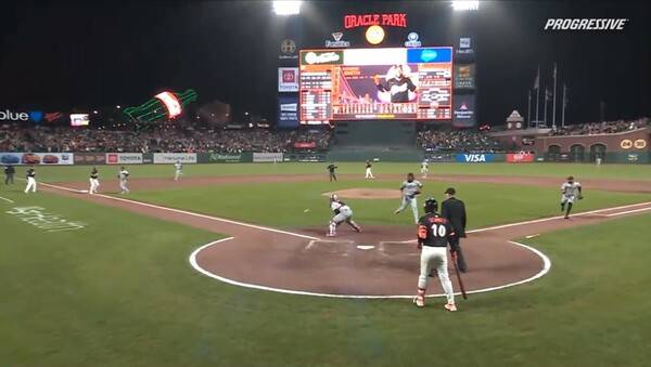 홈으로 뛰지 못한 이정후. 엄청난 송구를 선보인 콴. ⓒ현지 중계화면 캡쳐