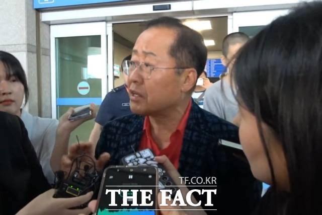 국민의힘 대선 후보 경선에서 탈락한 뒤 정계 은퇴를 선언하고 하와이에 체류했던 홍준표 전 대구시장이 17일 인천 중구 인천국제공항 제1터미널을 통해 귀국한 뒤 취재진 질의에 답하고 있다./ 인천국제공항=김민지 기자