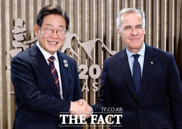 이재명 대통령이 17일(현지시간) 캐나다 앨버타주 카나나스키스 G7 정상회의장에서 열린 한-캐나다 정상회담에서 마크 카니 캐나다 총리와 악수하며 기념촬영을 하고 있다. /뉴시스