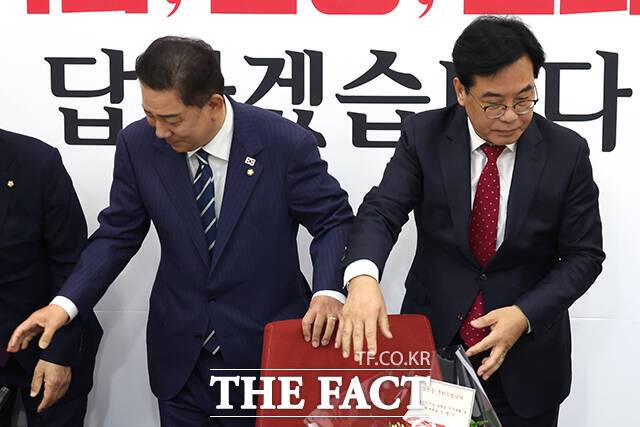 김병기 더불어민주당 원내대표가 17일 국민의힘 지도부를 잇따라 접견하며 스킨십 보폭을 넓혔다. 김 원내대표(왼쪽)가 이날 국회에서 송언석 국민의힘 원내대표를 예방해 자리하는 모습. /남윤호 기자