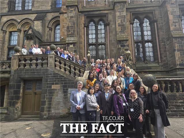 17일(현지시각) 스코틀랜드 글래스고에서 열린 '탄소중립도시연합(CNCA)' 정기회의에 참석한 전 세계 탄소중립 선도 도시 관계자들이 한 자리에 모여 기념 촬영을 하고 있다. /인천시