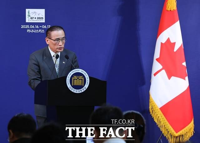 [캘거리=뉴시스] 최진석 기자 = 위성락 국가안보실장이 17일(현지 시간) 캘거리 한 호텔에 차려진 프레스센터 내 중앙기자실에서 이재명 대통령의 주요 7개국(G7) 정상회의 순방 관련 브리핑을 하고 있다. 2025.06.18. myjs@newsis.com