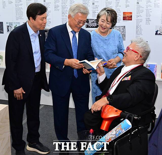 문재인 전 대통령과 김정숙 여사가 18일 오후 서울 강남구 코엑스에서 열린 2025 서울국제도서전을 방문해 대만의 '찬란한 불편'의 저자 하오밍이(오른쪽)에게 책을 선물받고 있다. /남윤호 기자