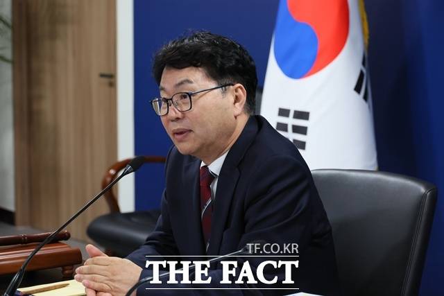 대통령 직속 국정기획위원회(위원장 이한주) 경제1분과(분과장 정태호)는 소관부처 업무보고의 첫 순서로, 18일 기획재정부 업무보고를 개시했다. 이한주 위원장은 "새 정부는 진짜 성장이라는 목표를 갖고 출발했다"고 강조했다. /국정기획위원회