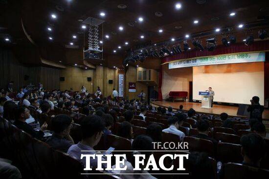 경기 남양주시가 18일 시청사 청렴방에서 남양주문화재단 창립총회를 열고 창립 법인 설립을 위한 핵심 절차를 진행하고 있다./남양주시