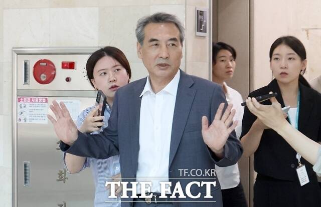 김건희 여사에 대한 수사를 맡은 민중기 특별검사가 17일 서울 서초구 소재 법무법인 사무실을 나서며 취재진과 만나 질문에 답변하고 있다. /뉴시스