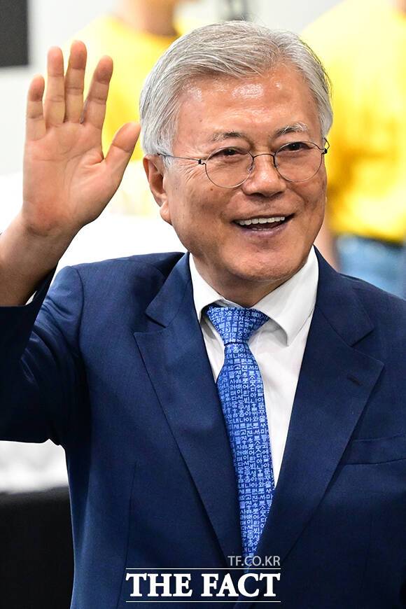 문재인 전 대통령이 18일 오후 서울 강남구 코엑스에서 열린 '2025 한국에서 가장 좋은 책 시상식'에 훈민정음이 새겨진 넥타이를 매고 독자들에게 인사하고 있다. /남윤호 기자