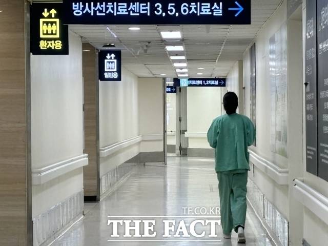 지역 의료의 중심축인 국립대학병원이 필수·공공의료 분야에서 역할을 다 할 수 있도록 정부가 적극 나서야 한다는 목소리가 나온다. 사진은 서울의 한 대학병원./서예원 기자