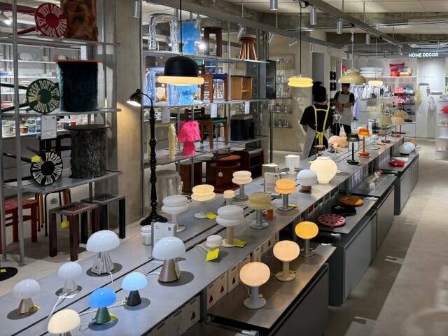 이구홈 성수 매장에 전시된 일광전구 제품