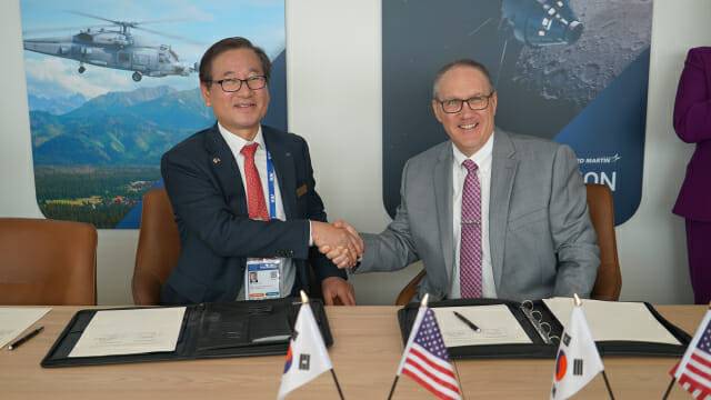 KAI와 록히드마틴이 전략적 협력분야 확장을 위한 MOU를 체결했다. 강구영 KAI 사장(왼쪽)과 프랭크 세인트 존 록히드마틴 최고운영책임자(오른쪽)가 기념 사진을 찍고 있다. (사진=한국항공우주산업)