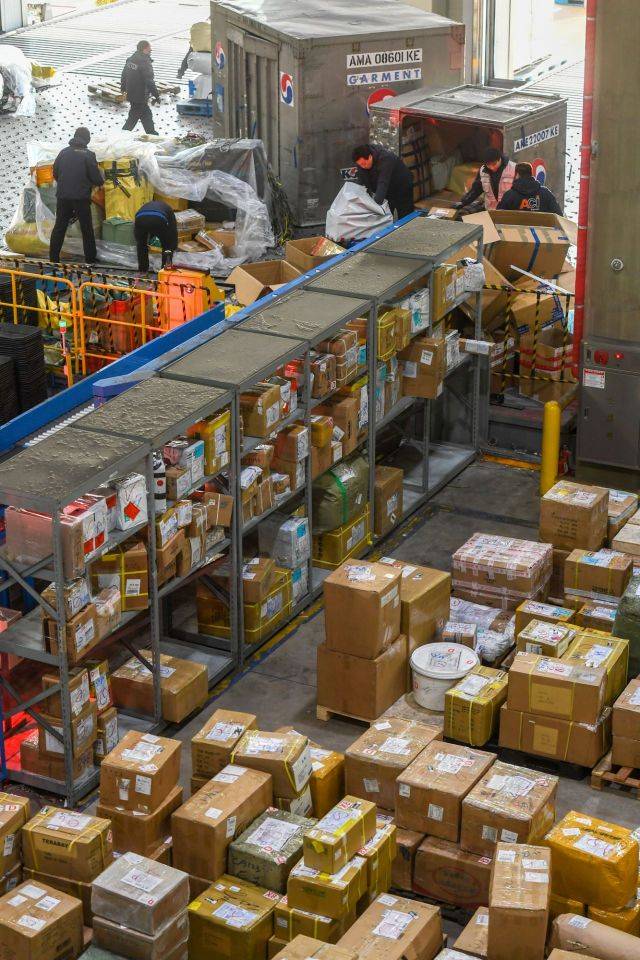 인천세관 특송물류센터에 개인 해외직구 물품이 쌓여 있다. 사진은 기사와 무관함 /영종도=강진형 기자aymsdream@