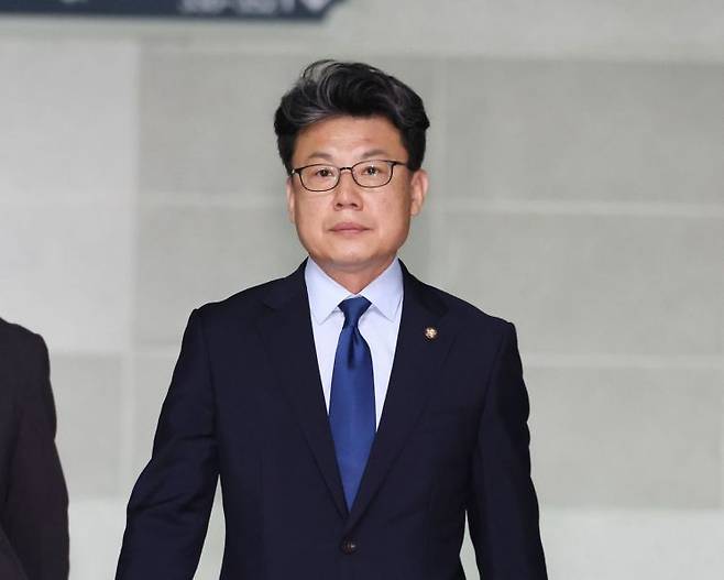 진성준  더불어민주당 정책위의장이 18일 서울 여의도 국회 의원회관에서 대통령실과 정부, 여당 등이 함께하는 추경안 관련 회의에 참석하기 위해 이동하고 있다. 연합뉴스