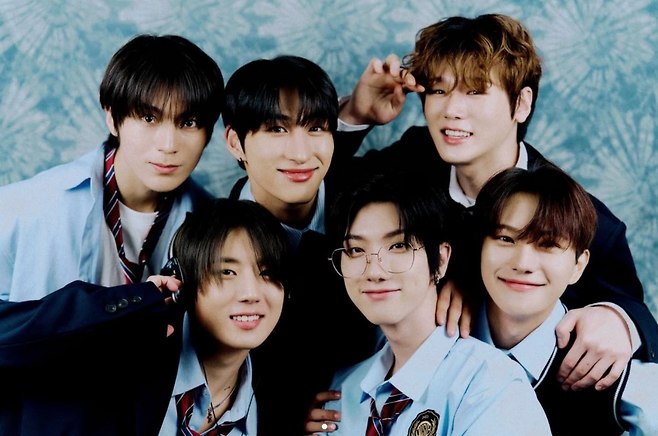 저스트비는 2021년 데뷔한 6인조 K팝 보이그룹이다. 힙합과 팝 기반의 퍼포먼스를 중심으로 활동해 왔다