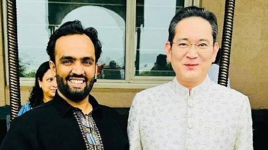 지난해 이재용 삼성전자 회장이 암바니 가문 막내아들 결혼식에 참석해 현지 한 참석자와 기념촬영을 한 모습./웨이보