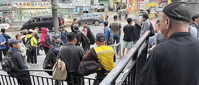 오늘도 허탕이려나 - 지난 16일 새벽 서울 구로구 남구로역 근처의 인력시장. 조선족 일용직 근로자들이 일감을 구하기 위해 모여들었다. 이들 대부분은 50~70대였다. /장경식 기자